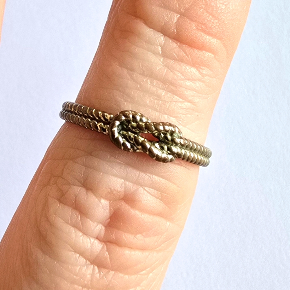 Knot ring size 6.75  6 3/4 gold tone